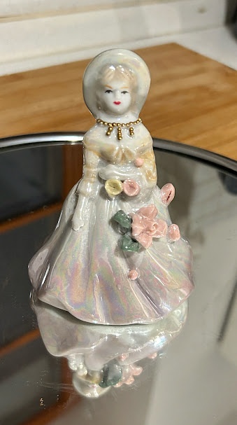 Starožitná porcelánová soška zvoneček panenka