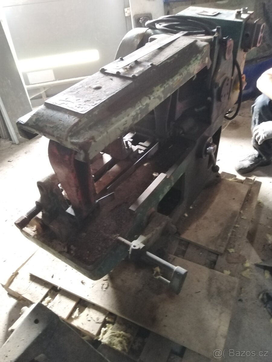 Pila na kov české výroby