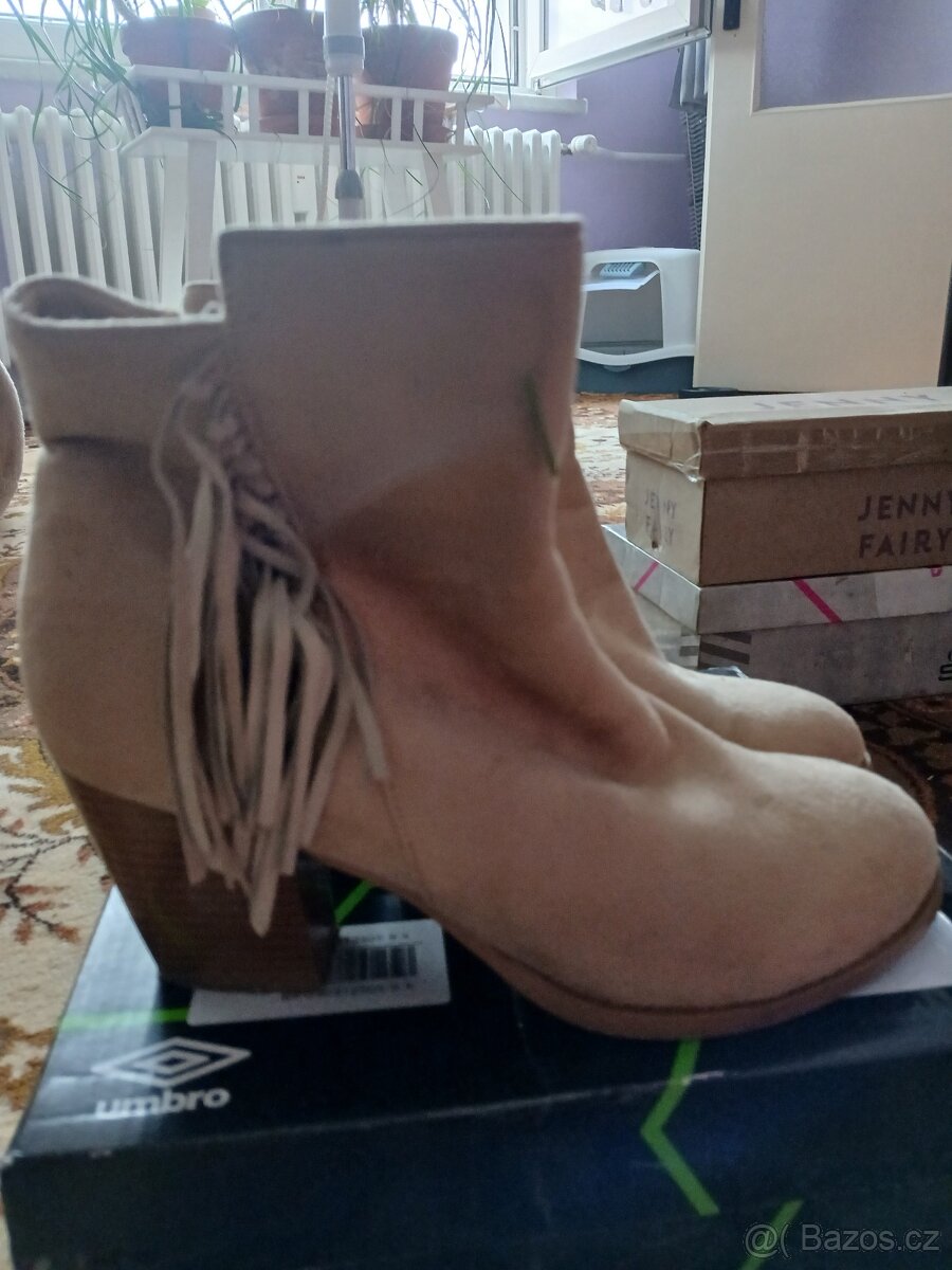 Béžové semišové boty Baťa vel. 39