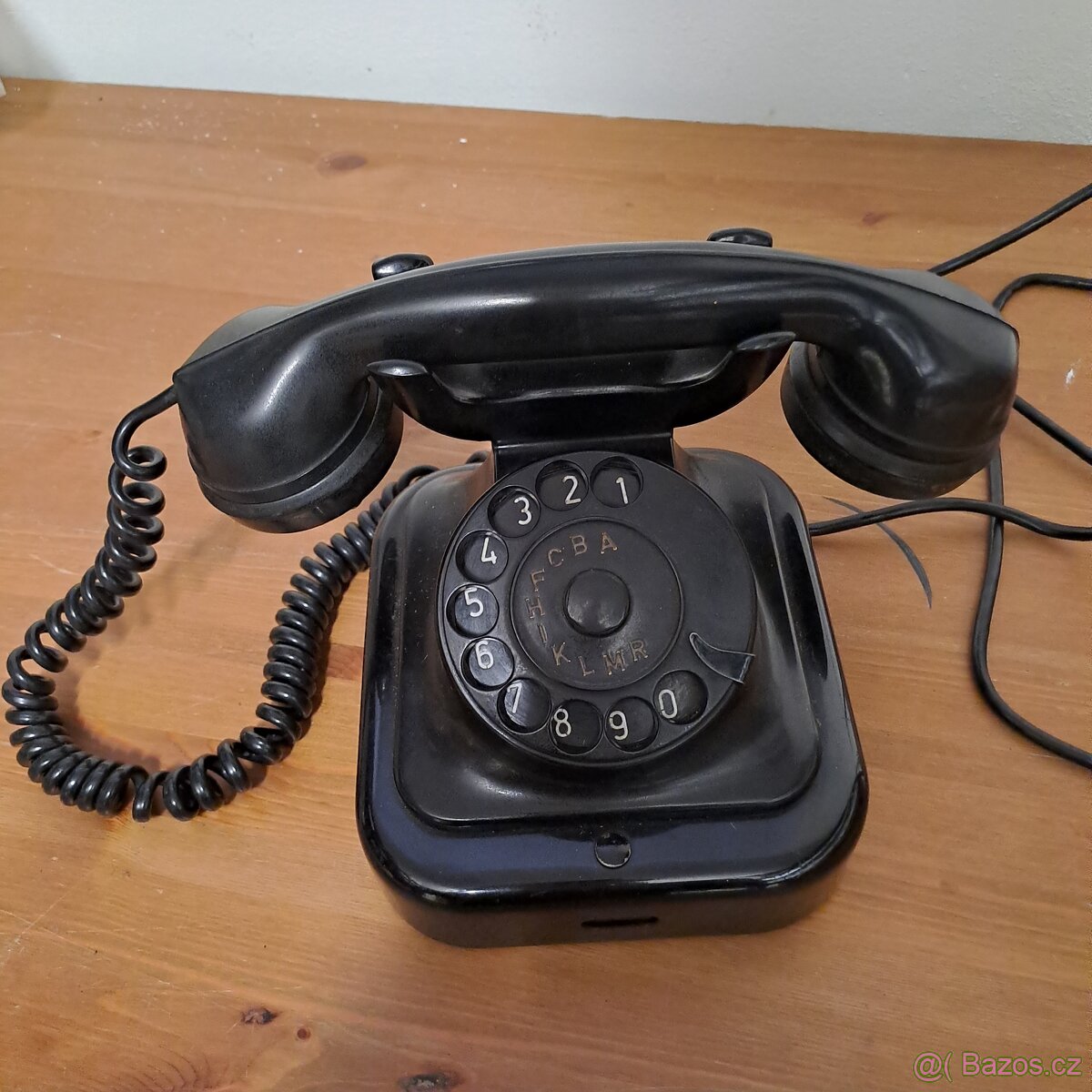 Staré bakelitové telefony