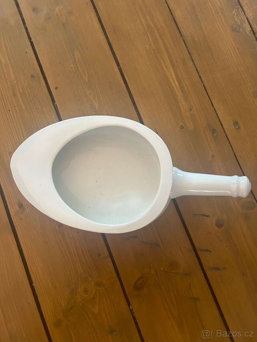Starý (80 let) porcelánový nočník s rukojeti