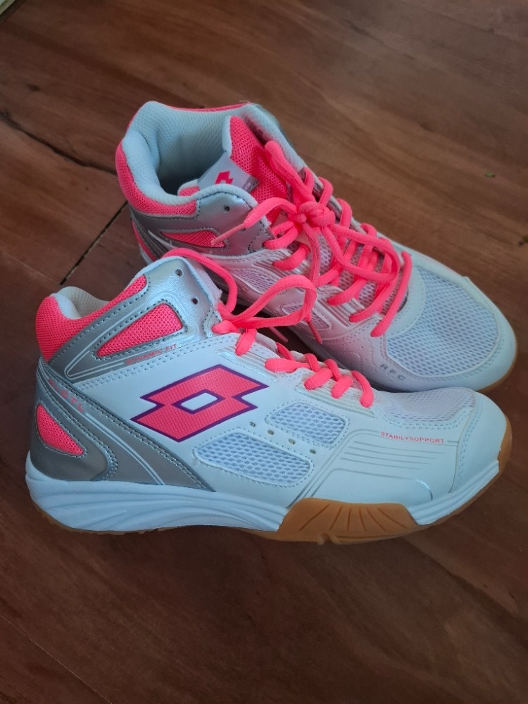 Dívčí sálová obuv, kotníková, vel. 38, zn. Lotto