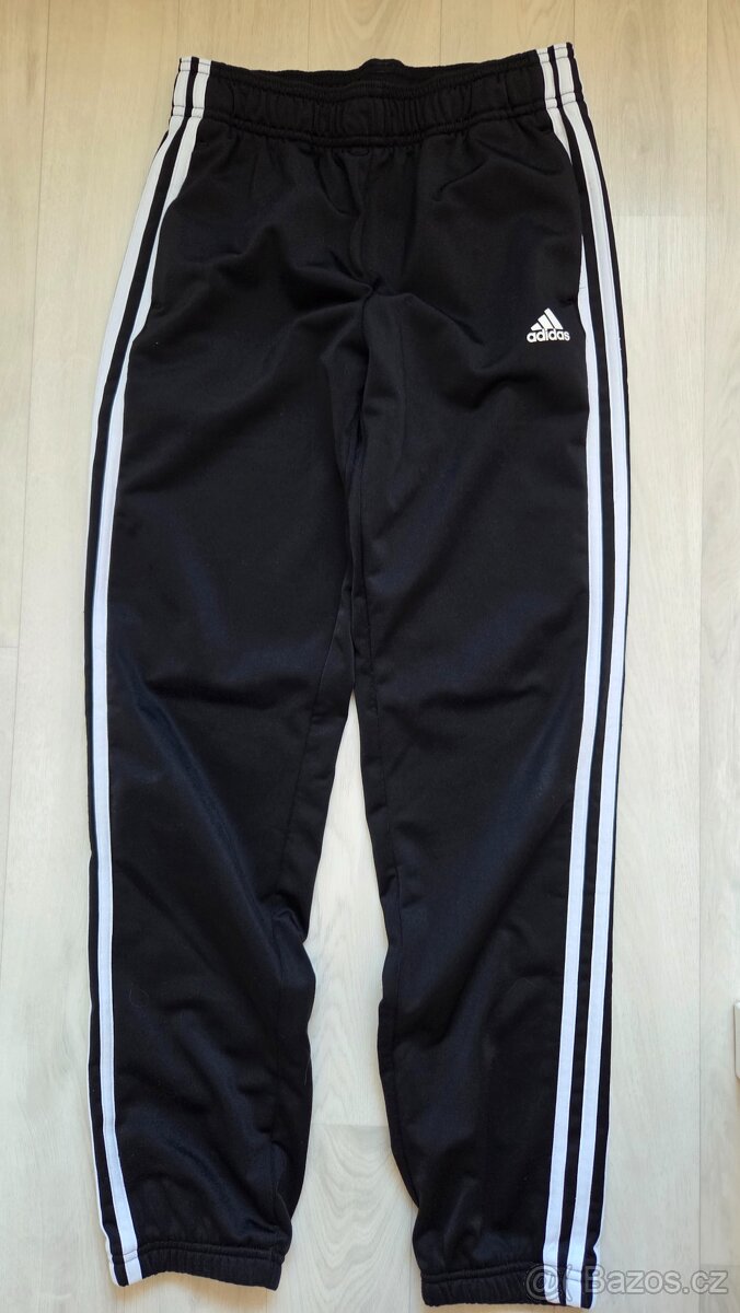 Černé tepláky Adidas vel.152