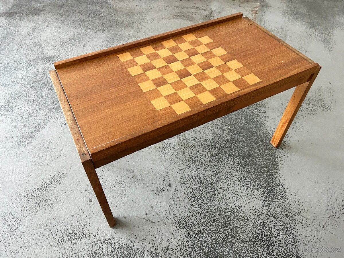 Stůl se šachovnicí