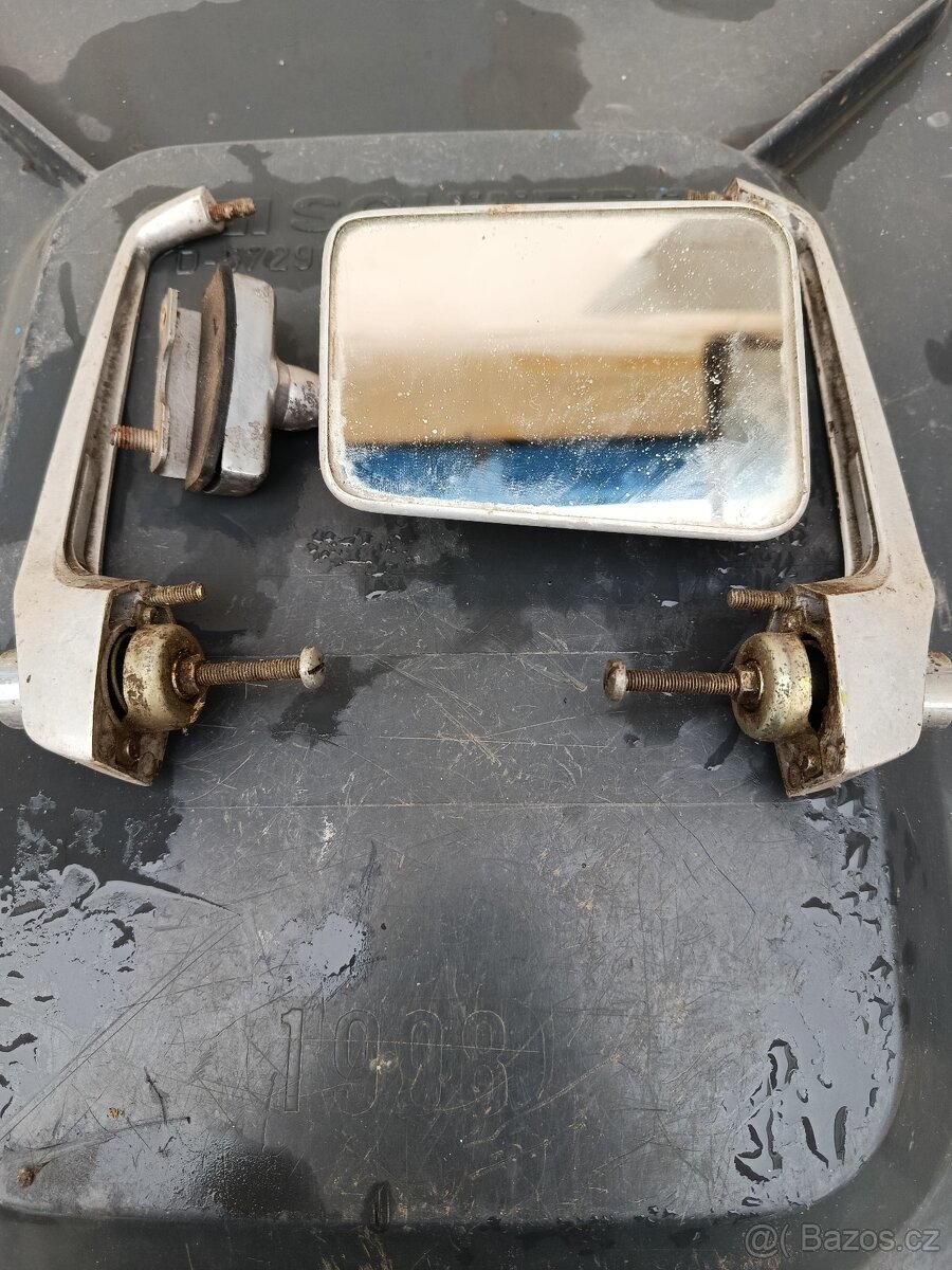 Staré zrcátko a kliky dveří: Auto-veterán