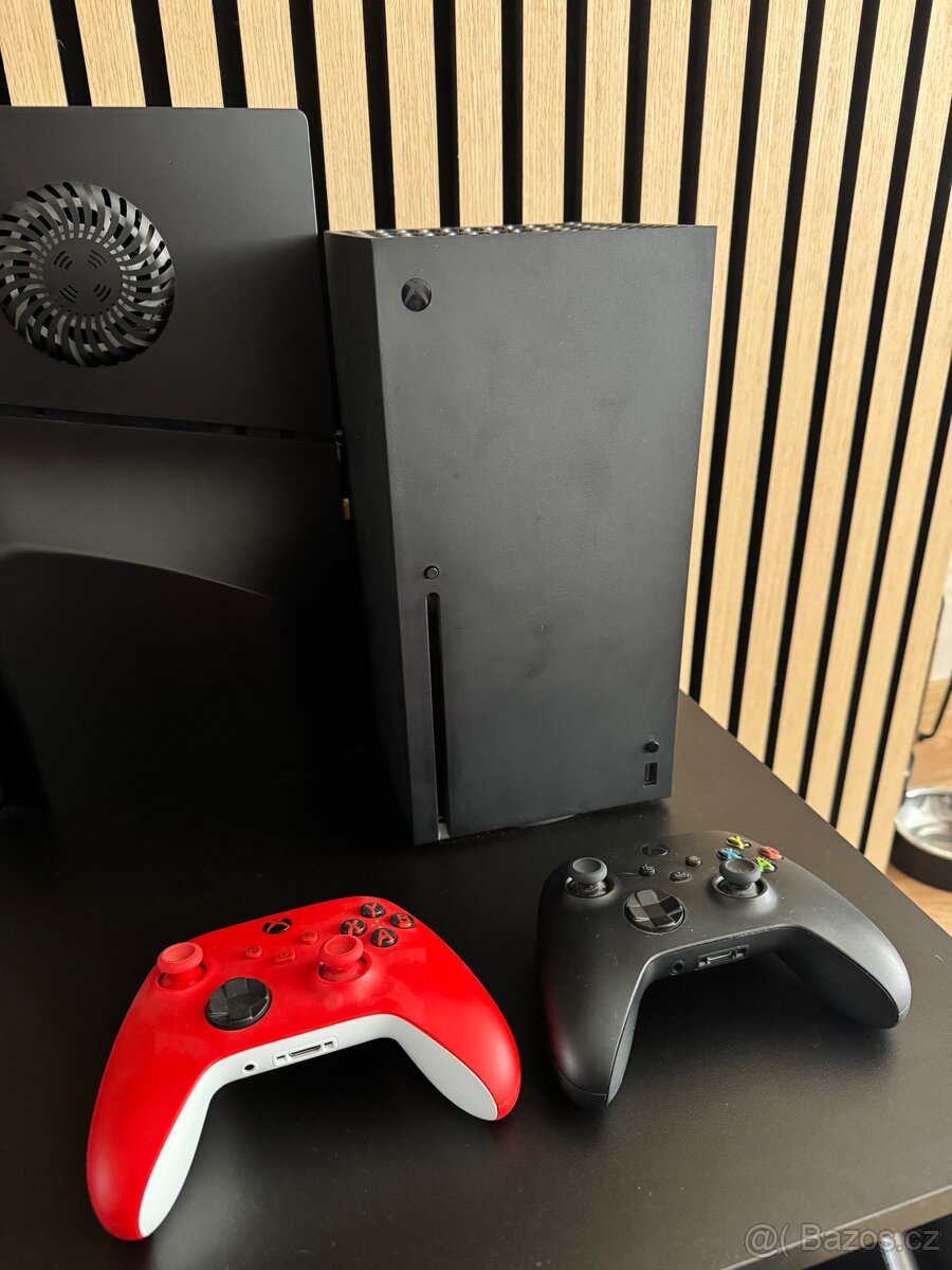 Xbox Series X - záruka do 7/2027 + 2x ovladač