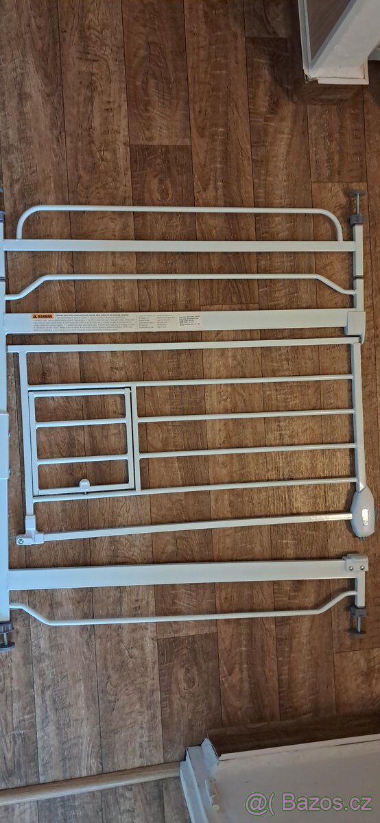 Carlson Pet gate s dvířky pro kočky.