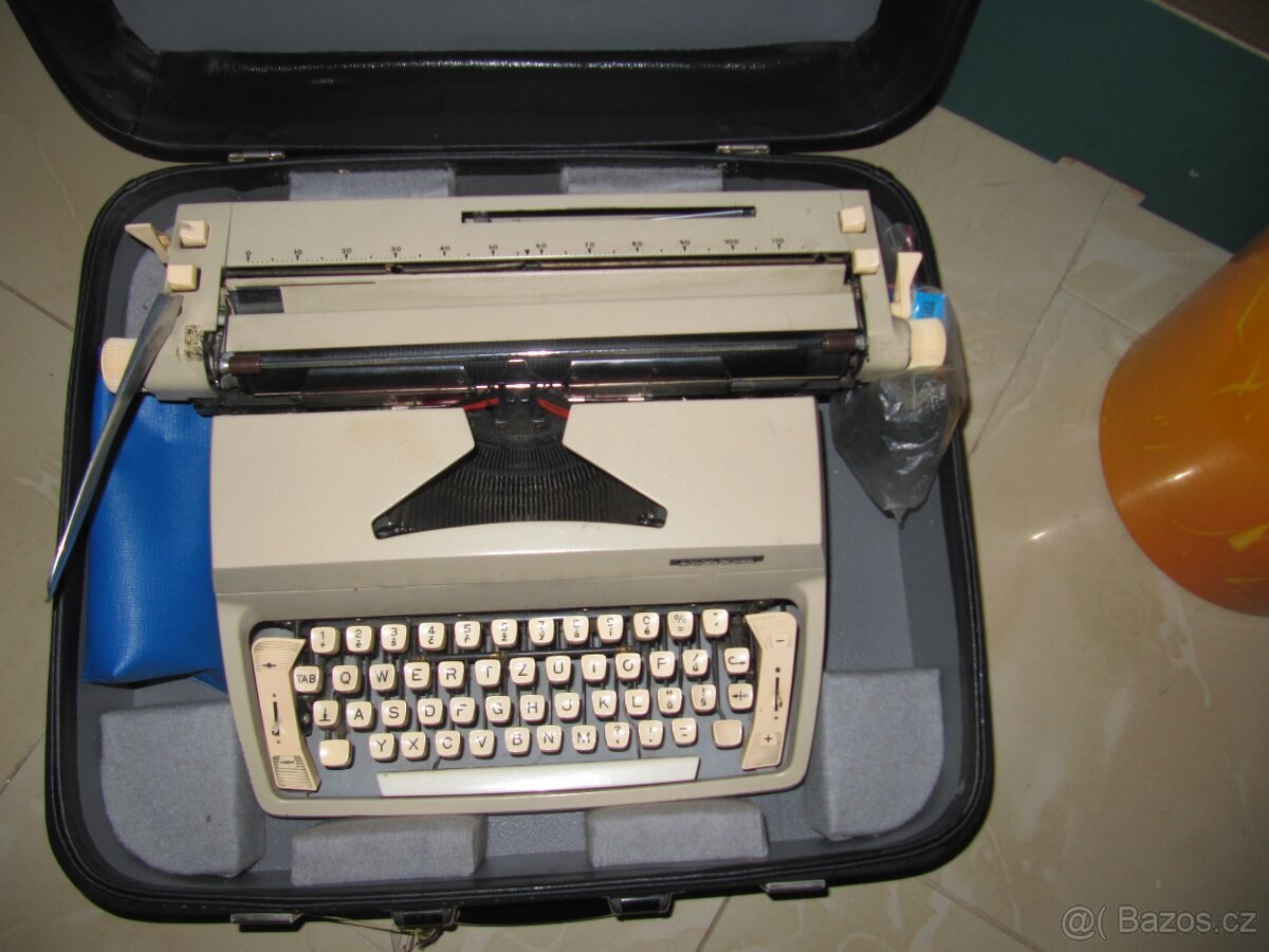 Psací stroj CONSUL kufříkový-222.2 TZECHOSLOVAKIA