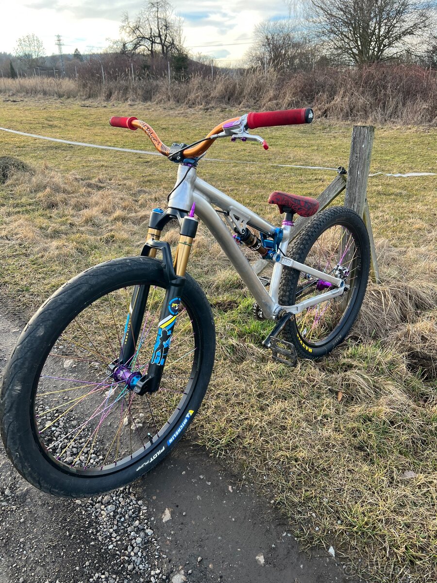 Slopestyle kolo ns bikes soda slope