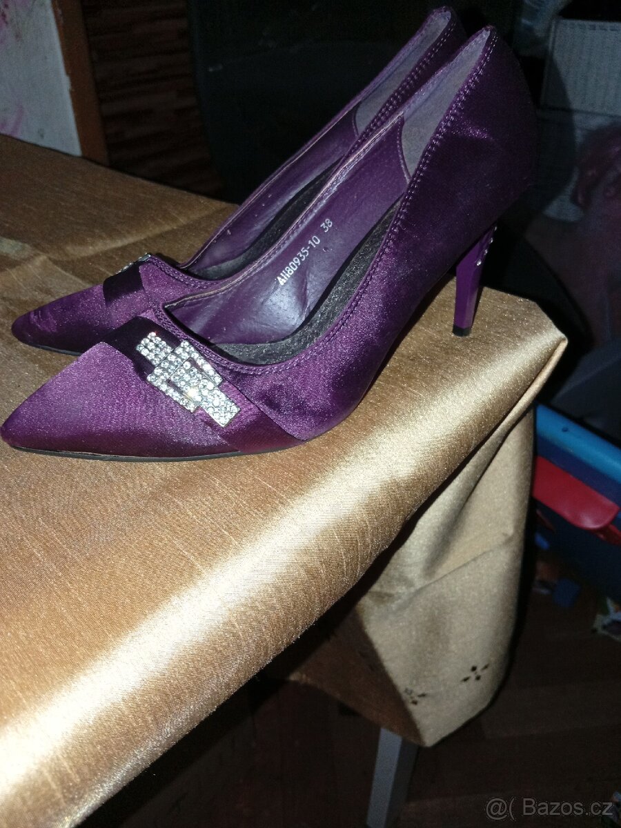 Dámské boty na podpatku velikost 38