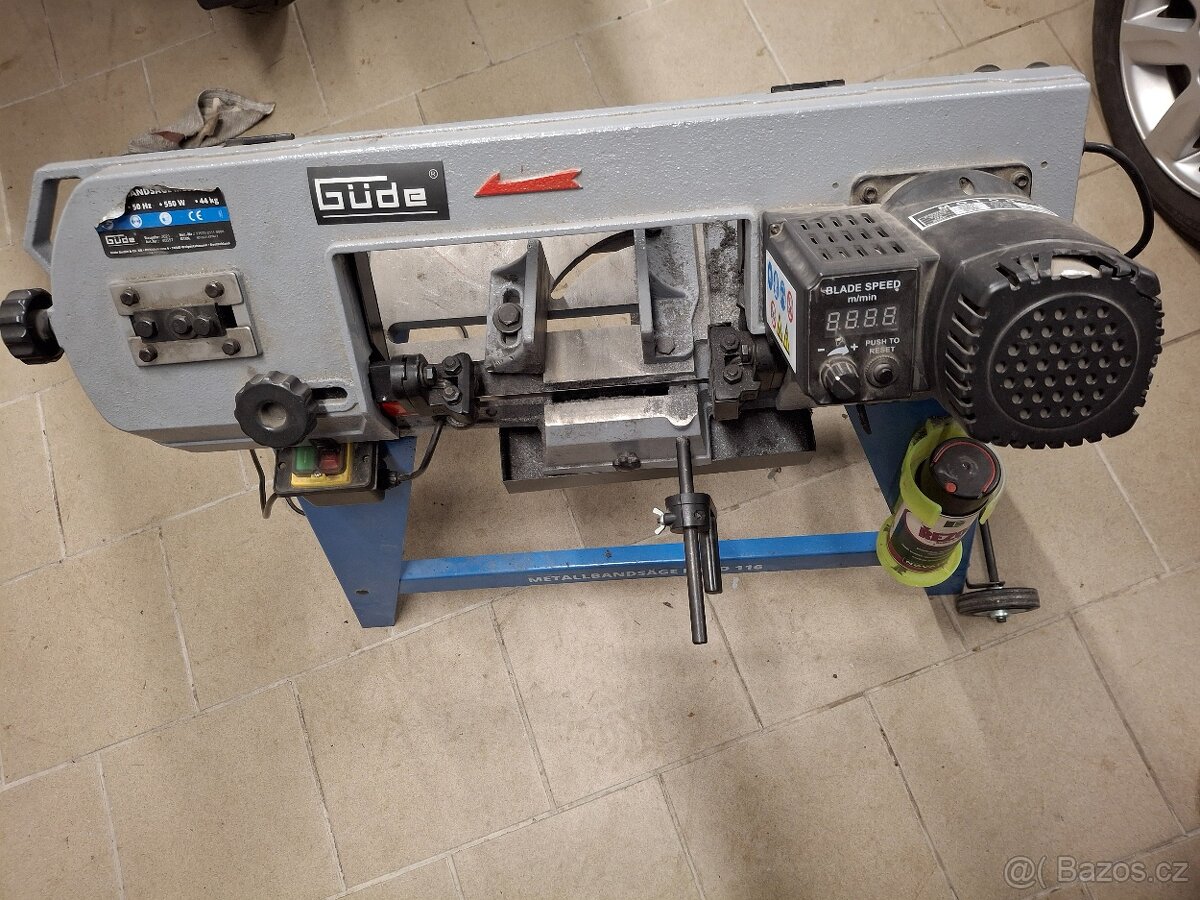Pásová pila na kov.