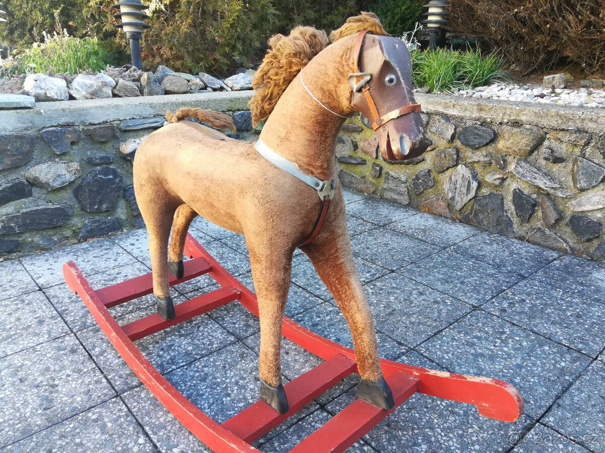 Starožitný houpací koník