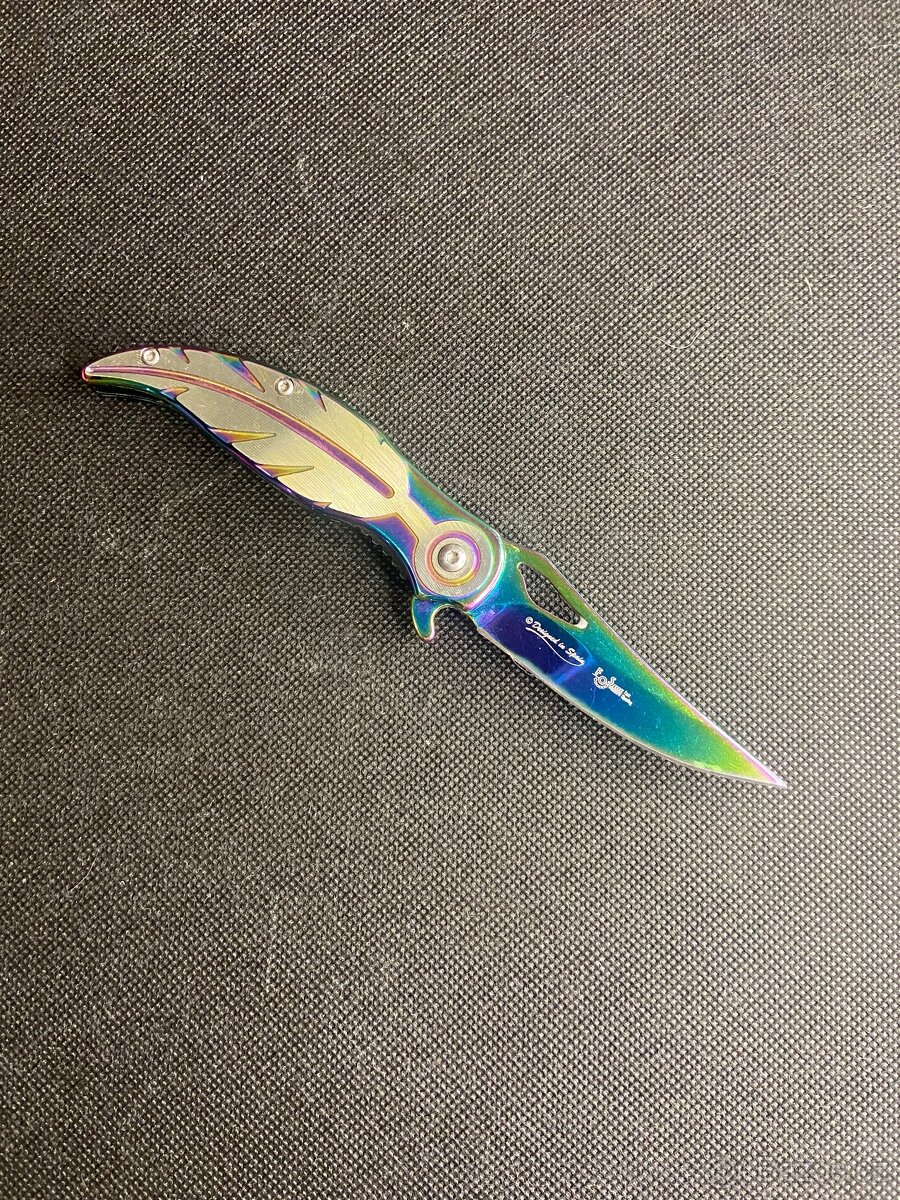 Zavírací nůž Rainbow – kovová rukojeť, design peří