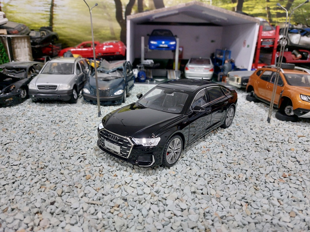 model auta audi A6 L ,čierna farba + svetlá 1:18