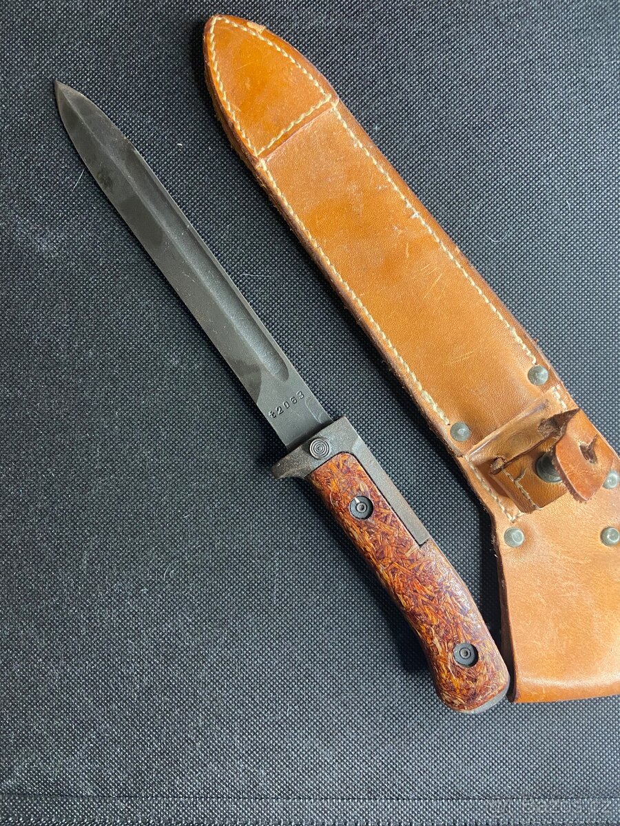 Bajonet s koženým pouzdrem – číslovaný kus