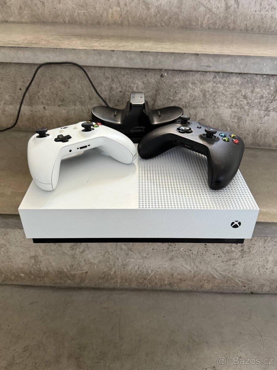 XBOX ONE S 1 TB + 2 ovladače