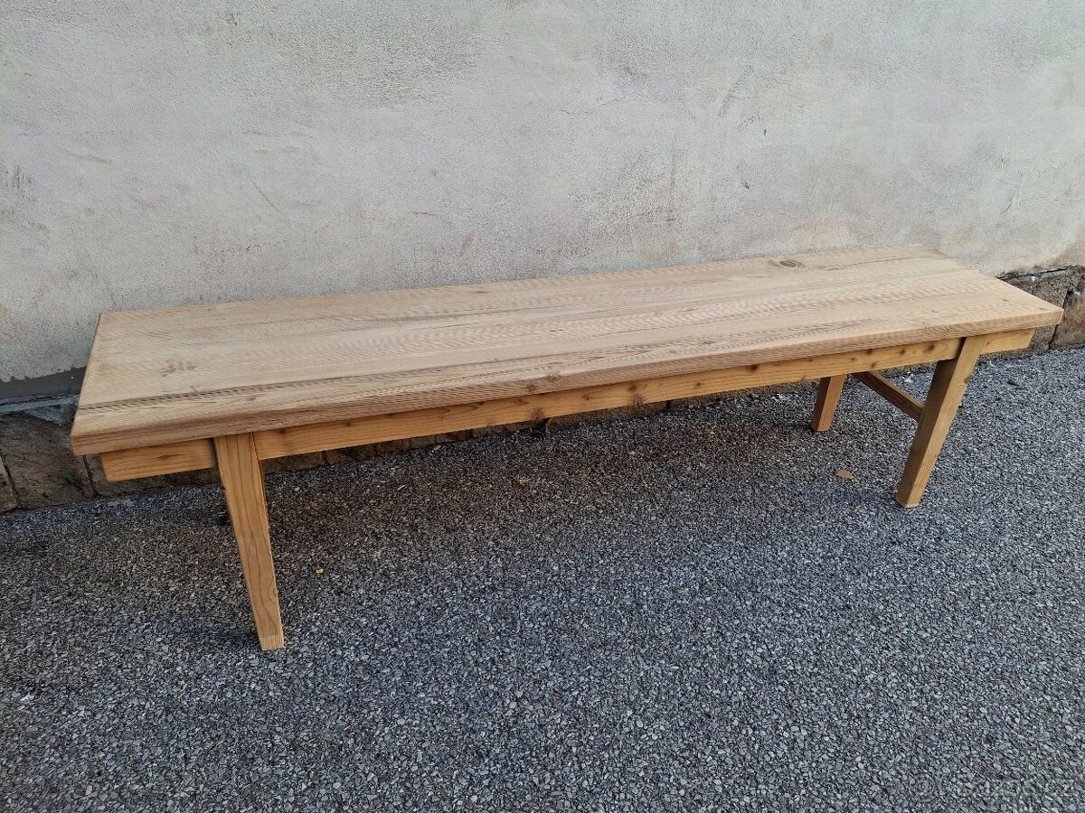 STAROŽITNÁ LAVICE PO CELKOVÉ RENOVACI