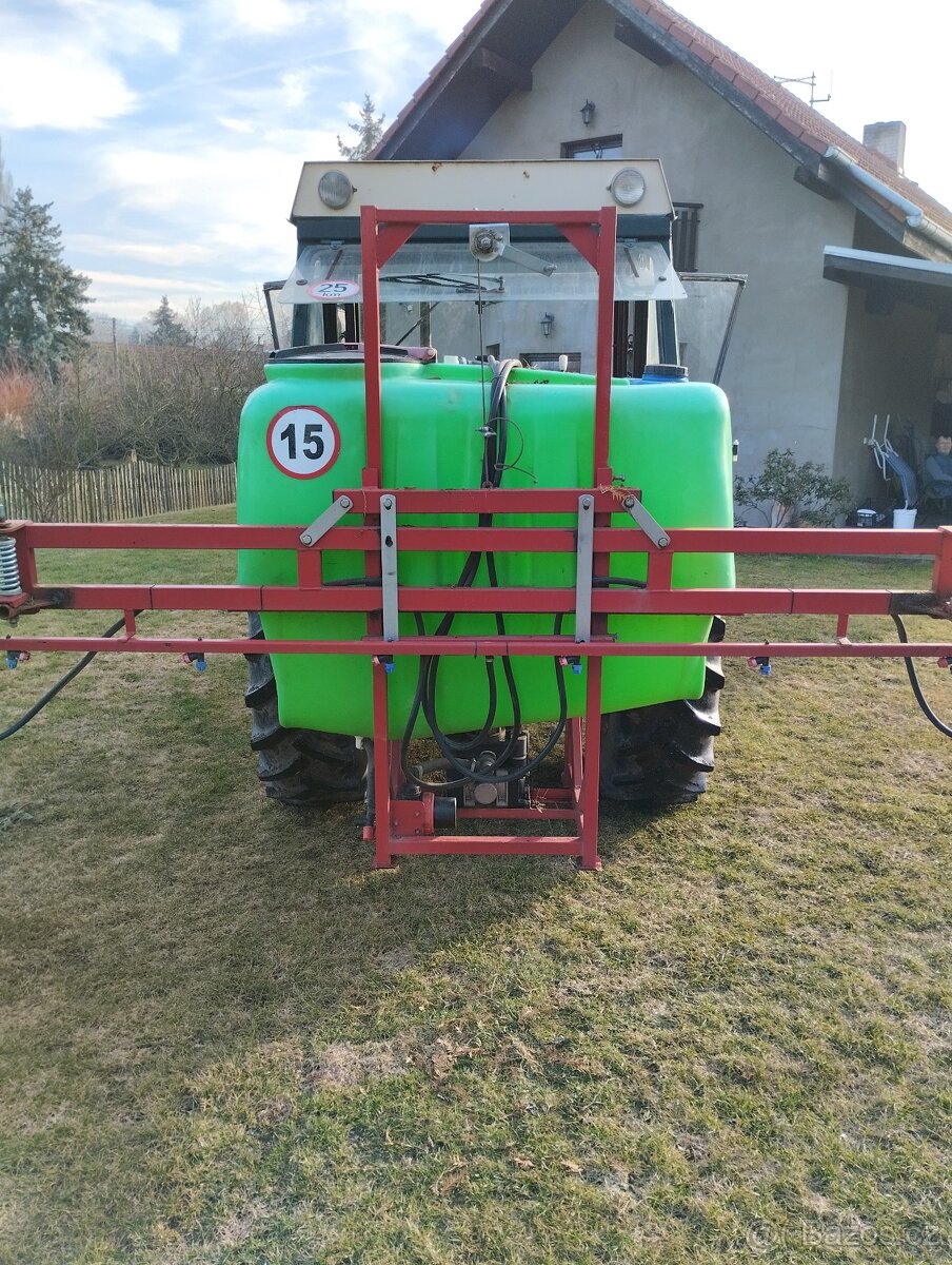 Nesený postřikovač