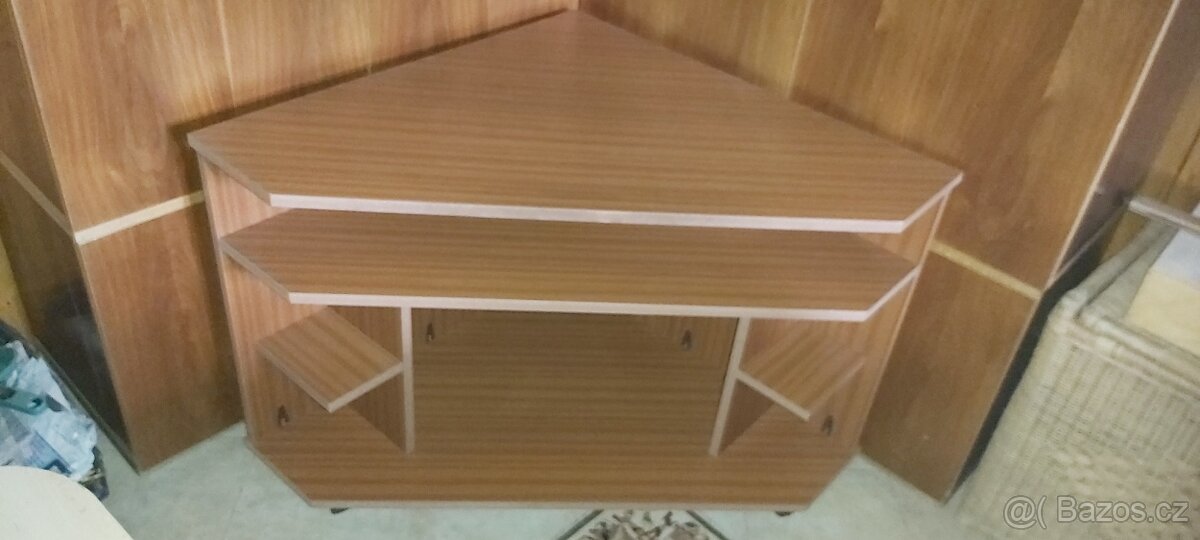 Rohový stolek pod TV