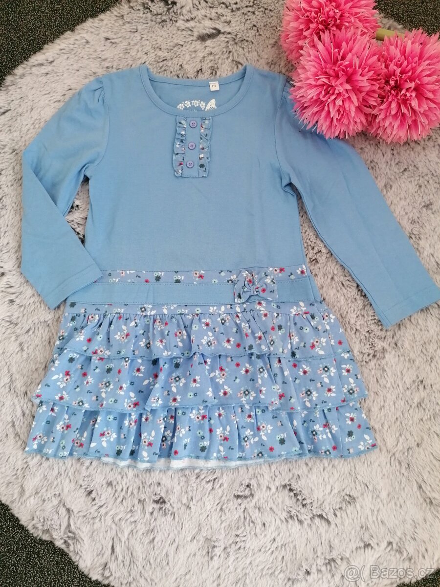 Krásné dívčí šaty