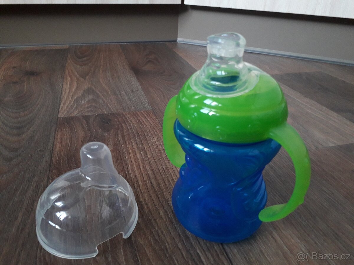 NOVÝ-hrnek netekoucí,se silikónovým pítkem