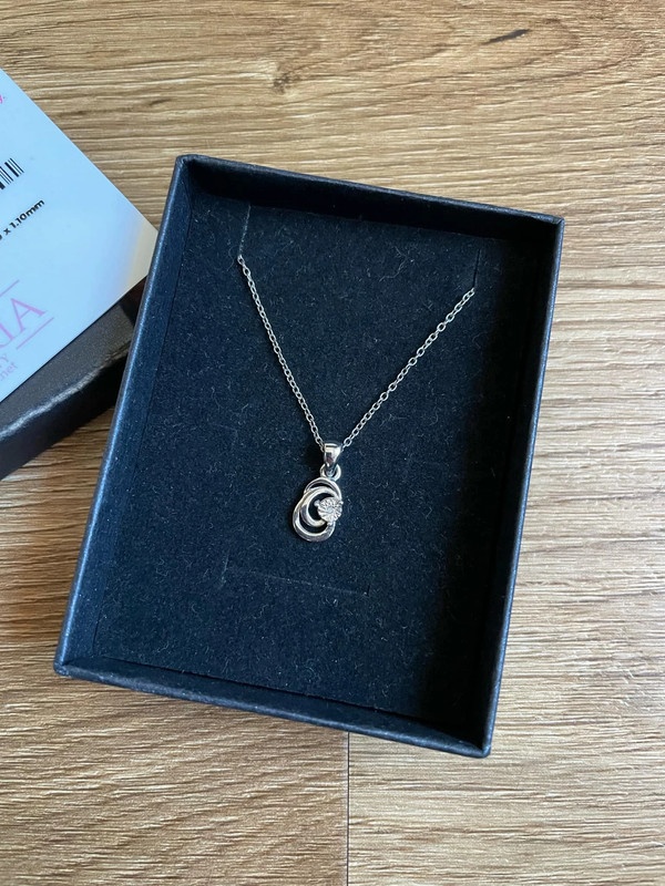 Stříbrný náhrdelník s přívěskem s malým diamantem