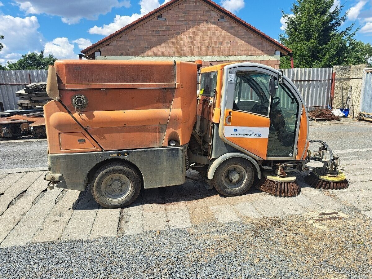 Zametací stroj chodníkový Bucher.