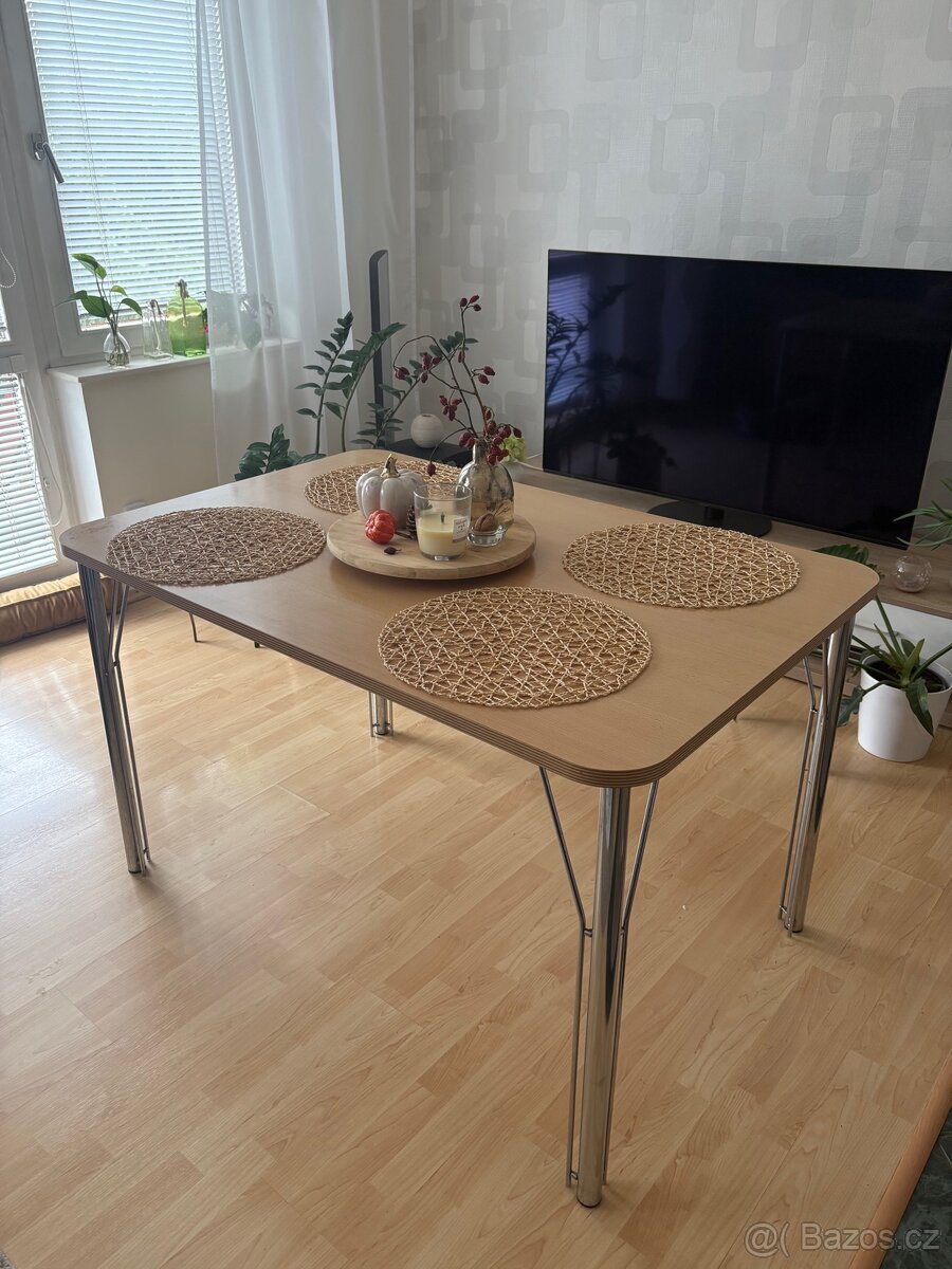 Jídelní stůl