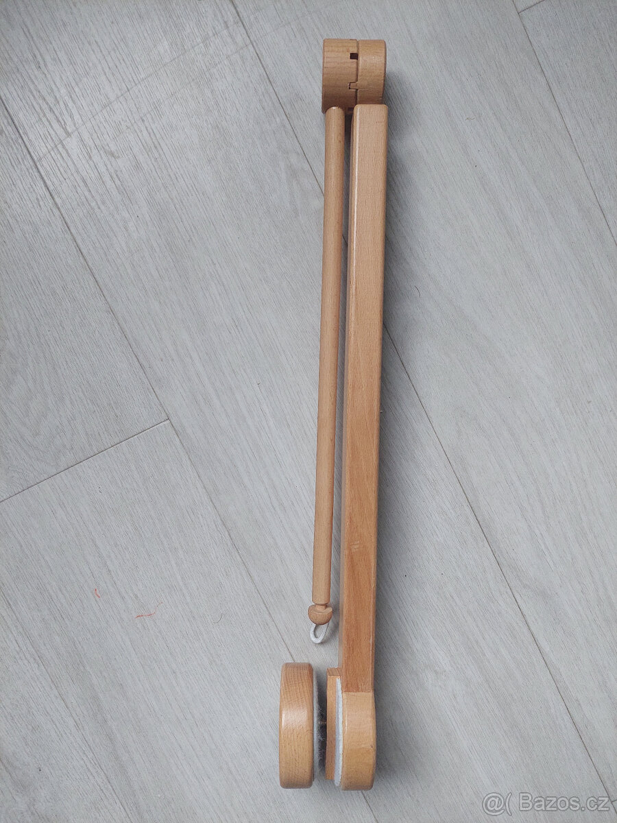 Dřevěné rameno k postýlce