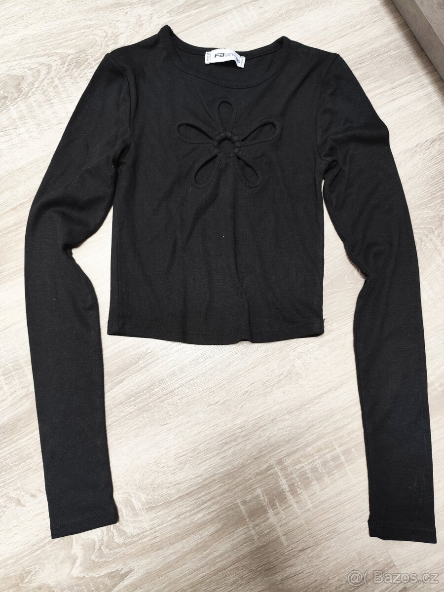 Černé triko s květinou