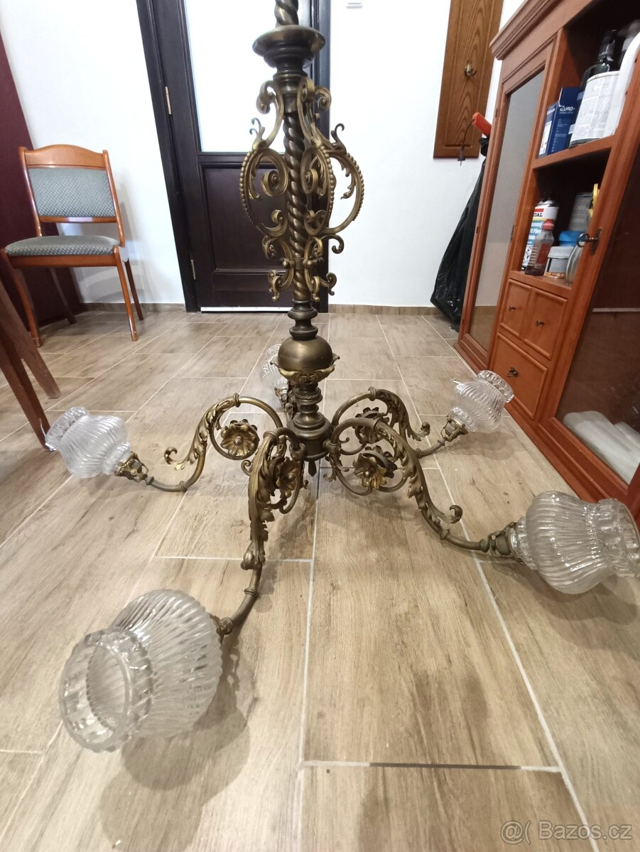 mosazný lustr 5 ramen