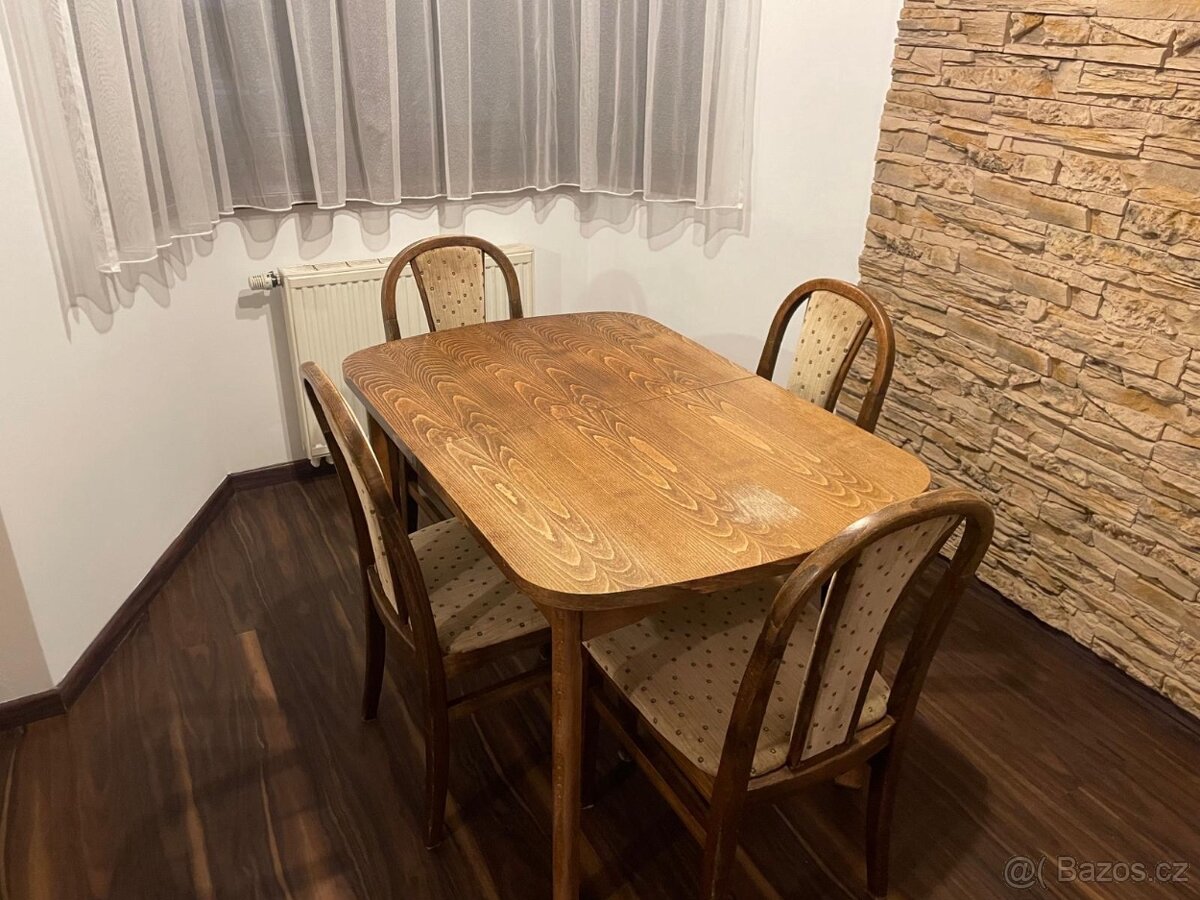 Jídelní stůl s židlemi