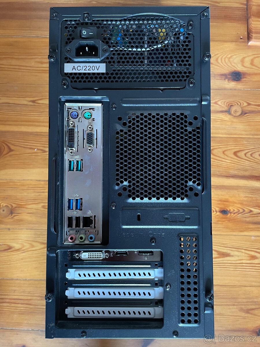 PC s novým operačním systémem + myš a klávesnice