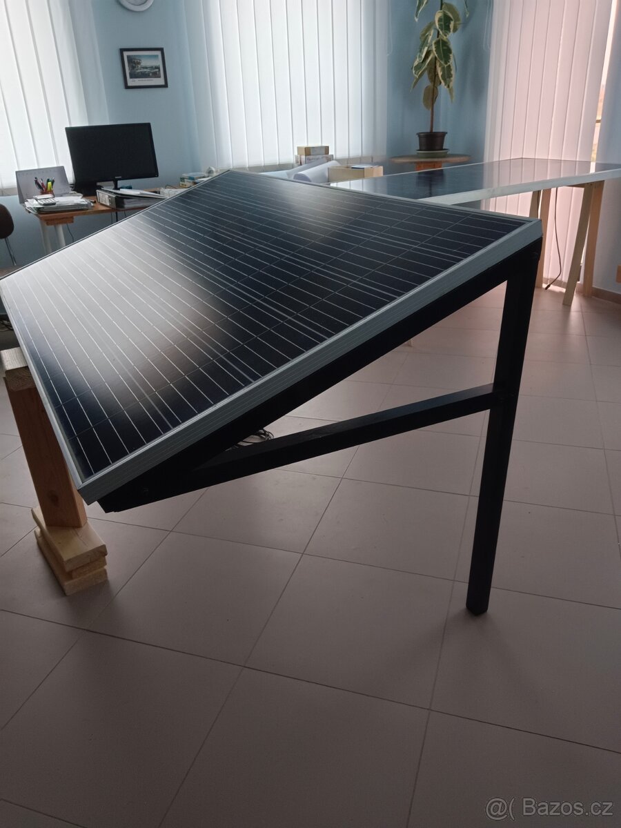 Solární panel s konstrukcí