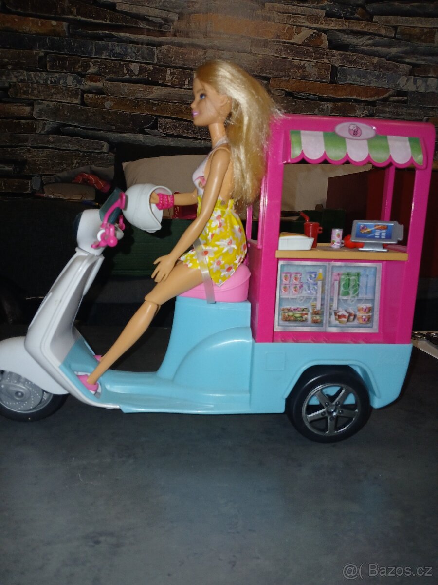 Barbie a skútr