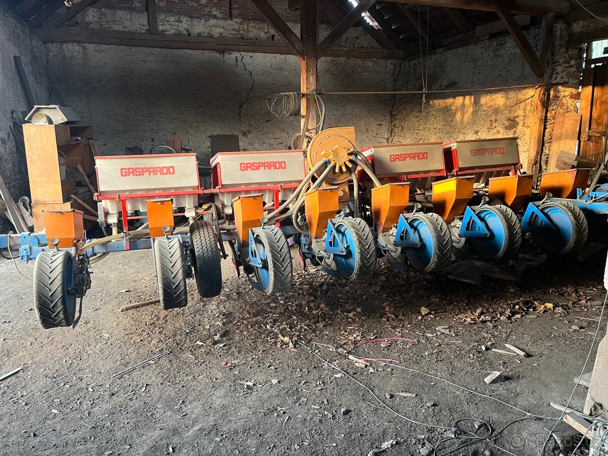 Přesný secí stroj