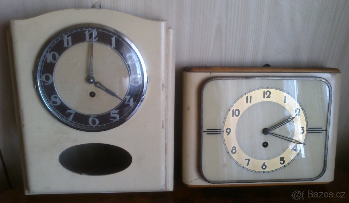 Staré nástěnné hodiny 2ks