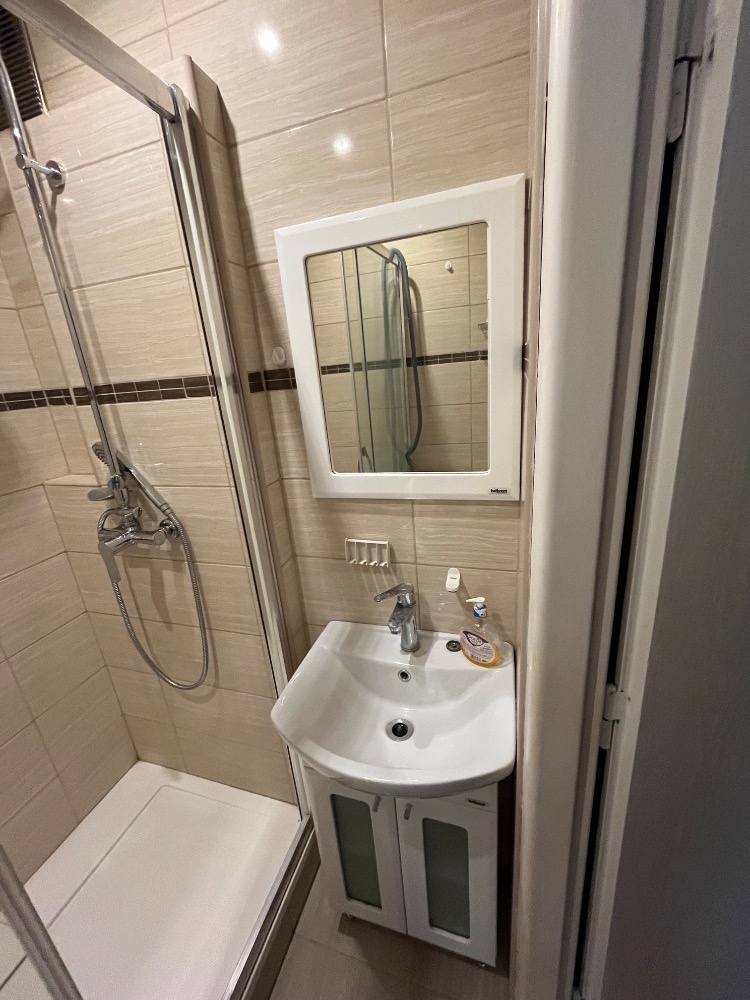 Umyvadlo se skříňkou+zrcadlo