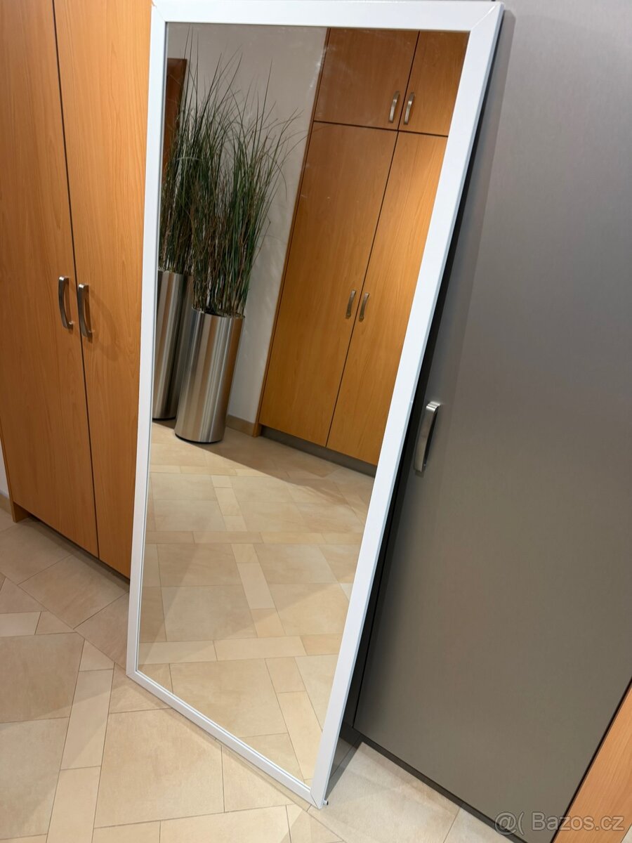 Velké nástěnné zrcadlo v bílém rámu