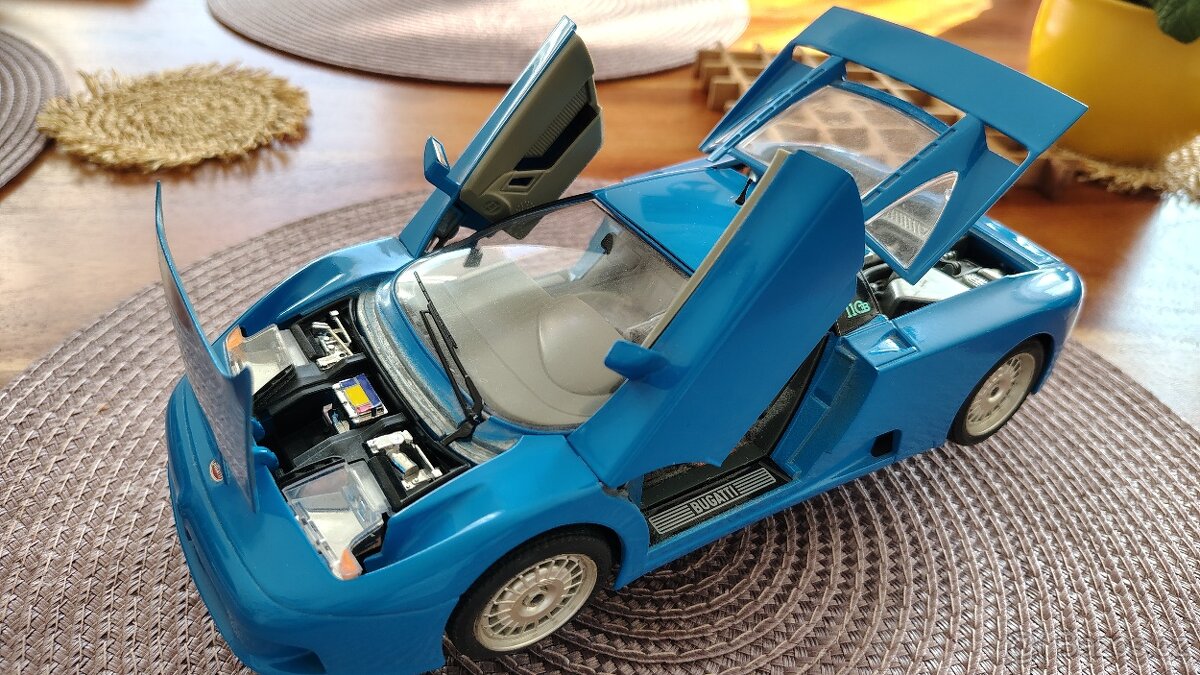 Auto Bugatti na stojanu