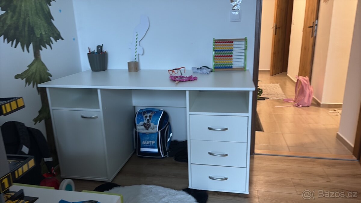 Velký psací bílý stůl