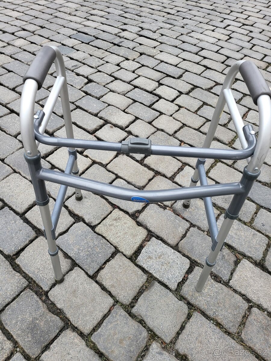 seniorské pevné chodítko, skládací