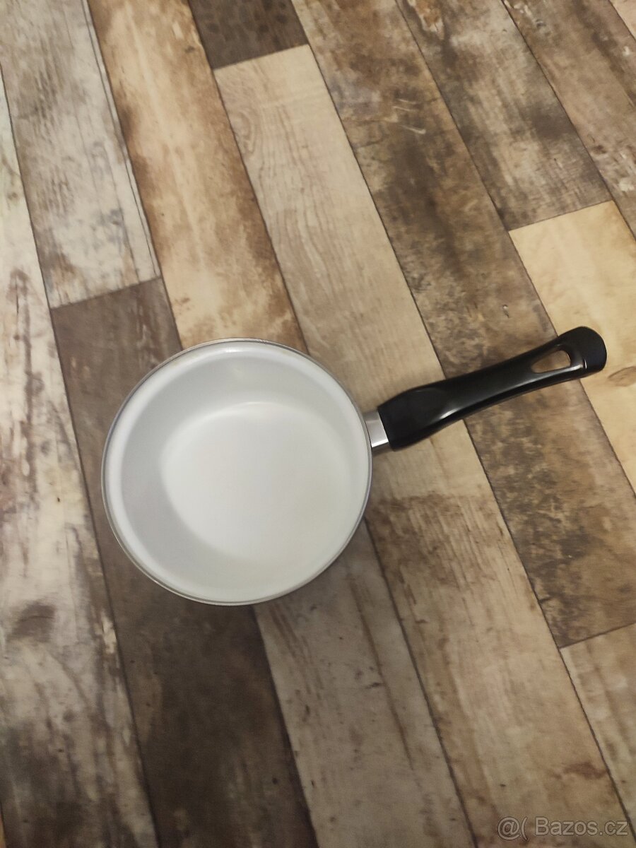 Smaltovaný rendlík