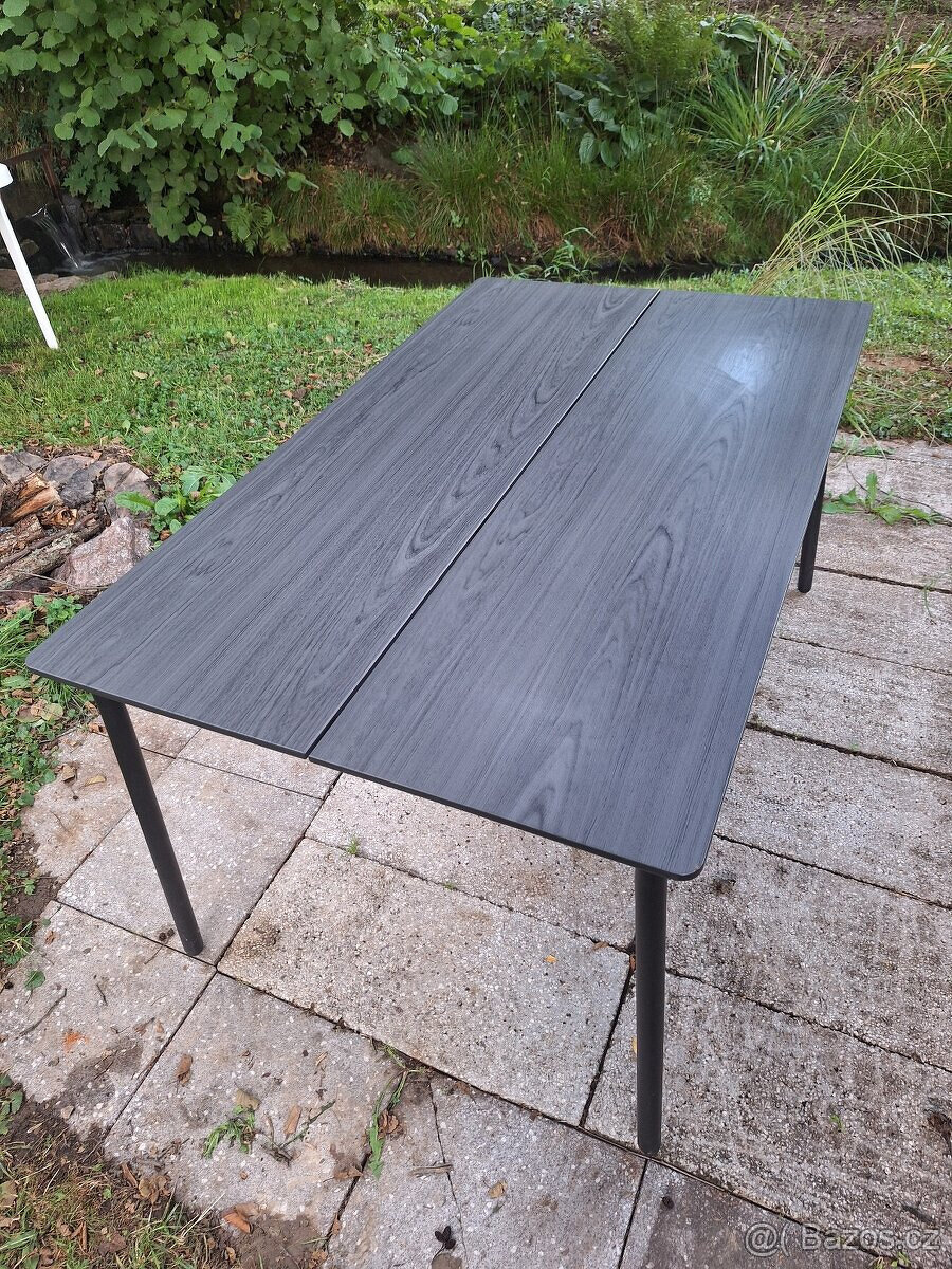 Venkovní stůl