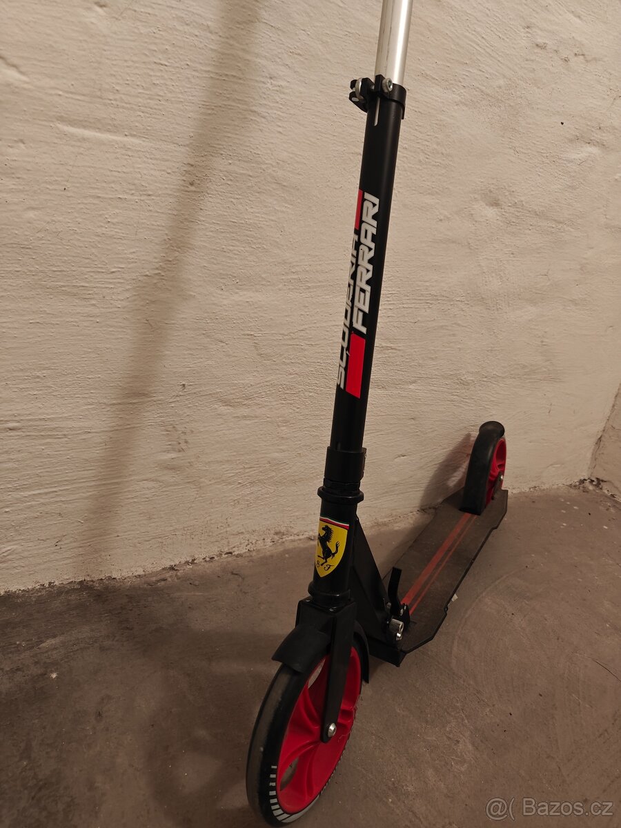 Koloběžka Scuderia Ferrari pro dítě