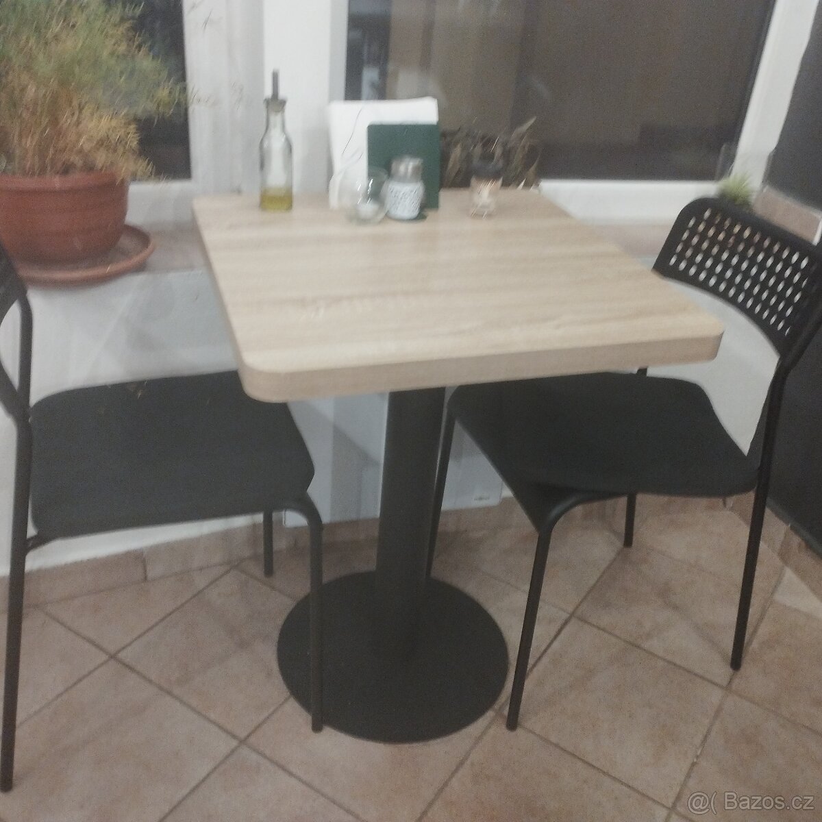 Stoly a židle z bistra