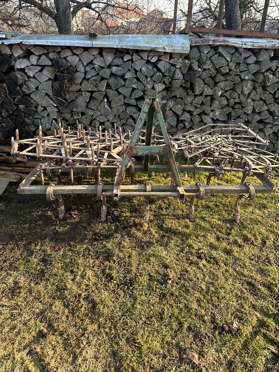 Kultivátor s branami za traktor