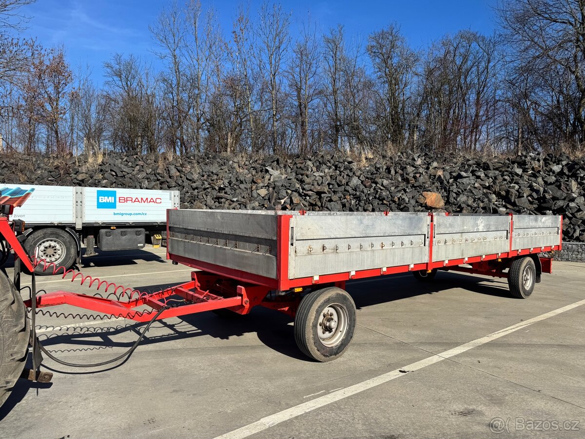 Traktorový vlek s papírama