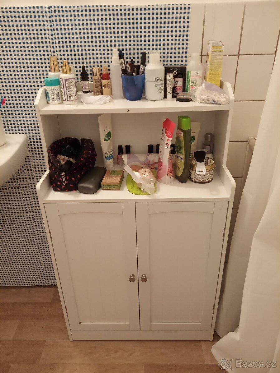 koupelnová skříňka s poličkou