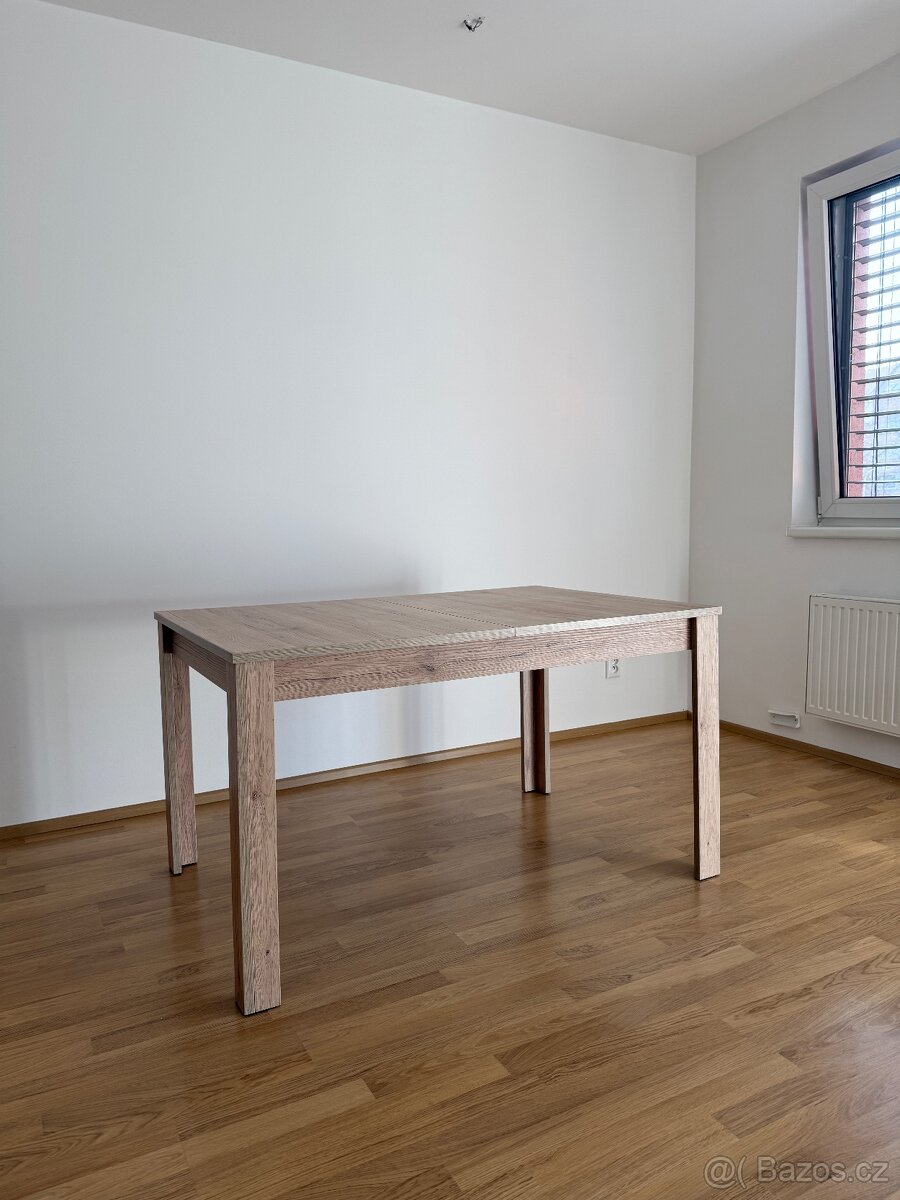 Prodám jídelní stůl 4–6 osob